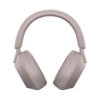 Sony - WH1000XM5 Wireless Noise Cancelling Headphones - Rose-Technologie de capteur de bruits multiples - Comptant huit microphones au total, ce casque est notre plus grand pas en avant en matière de technologie de réduction du bruit. Le son ambiant est capturé encore plus précisément pour une réduction spectaculaire du bruit à haute fréquence. Grâce à l’optimiseur Auto NC, le rendement de réduction du bruit est toujours, et automatiquement optimisée en fonction des conditions d’usure et des facteurs enviro