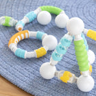 Guidecraft - Grippies Shake - construction et courbe - Ensemble de 70-Matériau: tiges en plastique ABS surmoulées en plastique souple et billes métalliques.