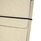 JAM Paper - Étui de transport pour dossiers minces avec élastique - 9 1/4 x 1/2 x 12 1/2 - Kraft naturel-Fabriqué à partir d'un matériau en aggloméré durable et robuste et doté d'une fermeture à bande élastique noire conçue pour maintenir les documents en sécurité