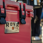 RovR - CoolR 25 Glacière rigide pintes avec bandoulière - Poudre-Spécialement conçu pour stocker les bouteilles de vin et de spiritueux en verre à la verticale