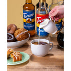 Torani - Sirop noisette classique sans sucre -750 mL - paquet de 4-Plus que simple café : Parfait pour les lattes, les frappes, les thés, le café, les cocos chauds, les desserts et autres boissons mélangées congelées