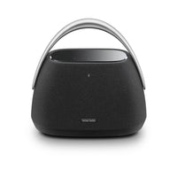 Harman Kardon Go + Play 3 - Noir-Le design à trois voies de l’enceinte Harman Kardon Go + Play 3 offre un son stéréo scénique cristallin et détaillé. Son caisson de basses de 5 pouces (12,7cm) orienté vers le bas délivre des basses puissantes et précises. Les tweeters doubles et les haut-parleurs médiums offrent une reproduction vocale et instrumentale sans faille, tandis qu’un radiateur passif supplémentaire monté à l’avant fait ressortir l’impact.