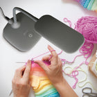 OttLite - Lampe de bureau LED Flexible Soft Touch - Clearsun - Gris foncé-La hauteur se règle de 8 à 18 pouces