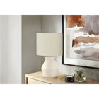 Monarch Specialties - Luminaire - 17 po H Lampe De Table - Crème Céramique - Abat-Jour Ivoire / Crème - Moderne-Dotée d'un simple interrupteur rotatif sous l'abat-jour, cette lampe peut accueillir une seule ampoule (non incluse) pour une puissance maximale de 60W/120V, illuminant instantanément un espace