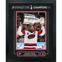 Frameworth - Jordan Staal 16 po H x 20 po l Cadre signature réplique Carolina Hurricanes Champions de la Coupe Stanley 2026 - Sous licence officielle LNH/AJLNH-Produit mural NHL and NHLPA sous licence officielle pour les amateurs des Carolina Hurricanes