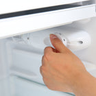BLACK+DECKER - 4,3 pi³ Mini-frigo autonome avec congélateur, noir-Capacité spacieuse : deux étagères de réfrigérateur en verre amovibles aident à agrandir l'espace de rangement tandis que les bacs de rangement de porte pleine et demi-largeur peuvent accueillir des canettes et des petits contenants ou des bouteilles de 2 litres.