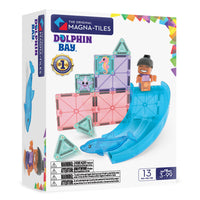 MAGNA-TILES -L’original ensemble de construction magnétique Dolphin Bay de 13 pièces-Ce qui est inclus: 13 pièces magnétiques, incluant une figurine d’explorateur de l’océan, une figurine de dauphin et un mélange de tuiles aux couleurs de l’océan avec des détails imprimés sous-marins et de rivage