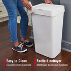 Rubbermaid - Poubelle 12,2 gallons à ouverture tactile - Blanche-Couvercle tactile contemporain : conçu pour s'intégrer parfaitement aux espaces modernes, tout en dissimulant les déchets et les odeurs