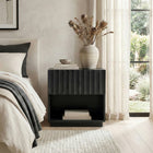 Hudson&Canal - Table de chevet rectangulaire cannelée Jason - 24 po l - Grain noir-Finition imitation bois noir veiné avec une texture cannelée sur la façade du tiroir