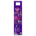 Swiffer - Trousse de depart de balai WetJet (1 balai vaporisateur, 5 coussins nettoyants, 1 solution nettoyante pour planchers)-L'assemblage est facile! Apres avoir assemble le manche, il suffit d'inserer les piles, de charger la solution nettoyante, de mettre un nouveau coussin (bande vers le bas), et vous êtes prêt à nettoyer! C'est aussi facile que ça