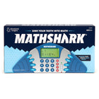 Educational Insights - Jeu de mathématiques électronique portable MathShark-Rendez La Pratique Des Maths Bien Plus Amusante ! Transformez tout, de l'addition et de la soustraction aux fractions, décimales et pourcentages, en un jeu interactif, avec MathShark, le seul jeu de quiz mathématique dont vos enfants auront besoin