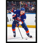 Frameworth - Matthew Schaefer Islanders de New York portrait - toile encadree - 22,5 po x 31,5 po-Sous licence officielle de la LNH et de l'AJLNH mettant en vedette Matthew Schaefer - le premier choix au total du repechage de la LNH 2025 et un defenseur de calibre exceptionnel