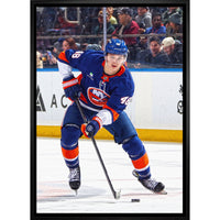 Frameworth - Matthew Schaefer Islanders de New York portrait - toile encadree - 22,5 po x 31,5 po-Sous licence officielle de la LNH et de l'AJLNH mettant en vedette Matthew Schaefer - le premier choix au total du repechage de la LNH 2025 et un defenseur de calibre exceptionnel