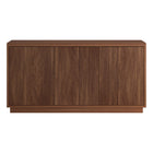 Hudson&Canal - Meuble TV rectangulaire cannelé Hanson pour téléviseurs jusqu'à 55 po - Noyer satiné-Il comporte trois portes battantes et une étagère centrale réglable