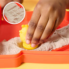 Kinetic Sand - Ensemble de jeu Sandy Farm-340 g de Kinetic Sand et 6 outils : Le coffret Sandy Farm Set inclut 340 g de sable brun, 2 animaux de ferme multifonctions, un tracteur que les animaux peuvent conduire et 3 légumes pour inviter au jeu créatif.