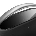 Harman Kardon Go + Play 3 - Noir-L’enceinte Harman Kardon Go + Play 3 présente une forme familière, avec l’ajout pour cette dernière génération d’un panneau tactile en verre trempé réactif et entièrement intuitif. La grille attire subtilement l’œil, et la poignée en aluminium de haute qualité, à la fois élégante et robuste, est conçue de manière ergonomique pour faciliter le transport dans toutes les pièces de la maison.