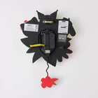 Enesco Allen Designs - Horloge murale à pendule Sanrio Hello Kitty et ses amis-Comprend Hello Kitty, Pompompurin et Kuromi qui regardent derrière une superbe gamme de fleurs colourées avec un pendule fleuri rouge vibrant