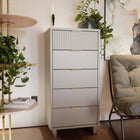 Manhattan Comfort - Granville commode haute et étroite moderne 23,62" - gris clair-Comprend 5 tiroirs à extension totale avec tiroir supérieur doté de lignes nervurées verticales texturées en bois massif Le tiroir supérieur offre une option de 6 petits compartiments pour une meilleure organisation