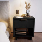 Manhattan Comfort - Table de nuit moderne Granville 18,11" à 1 tiroir - Noir-Comprend 1 tiroir à extension complète avec tiroir supérieur conçu avec des lignes verticales texturées en relief fabriqué en bois massif