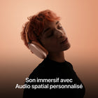 Apple - AirPods Max (USB-C) - Minuit-Expérience Magique - Pour jumeler les AirPods Max, il suffit de les approcher de votre appareil et d'appuyer sur Connexion. Dès que vous les enlevez, ils mettent votre contenu audio en pause. Et avec le basculement automatique, le son voyage en toute fluidité entre iPhone, iPad et Mac