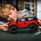 LEGO - Technic Le VUS Ford Bronco-Des détails emblématiques - Cet ensemble de modèles de voitures arbore une palette de couleurs rouge audacieuse avec des détails noirs, créant ainsi une voiture LEGO à exposer en attendant la prochaine aventure