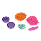 Kinetic Sand - Flowfetti-4 thèmes flowfetti à collectionner : Collectionnez 4 thèmes Flowfetti uniques. Livré avec deux couleurs de Kinetic Sand, un outil en lien avec le thèmes, deux couvercles tampons, des éléments étincelants et le tube fait même office de rouleau.
