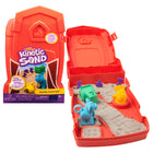 Kinetic Sand - Ensemble de jeu Sandy Farm-Jeu éducatif sur le thème de la ferme : Les enfants peuvent laisser libre cours à leur imagination et développer leur motricité fine en tamponnant des empreintes de pattes de poule et de vache, en plantant et en récoltant des légumes, et en utilisant le tracteur pour imprimer les nombres dans le sable et apprendre à compter.