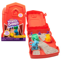 Kinetic Sand - Ensemble de jeu Sandy Farm-Jeu éducatif sur le thème de la ferme : Les enfants peuvent laisser libre cours à leur imagination et développer leur motricité fine en tamponnant des empreintes de pattes de poule et de vache, en plantant et en récoltant des légumes, et en utilisant le tracteur pour imprimer les nombres dans le sable et apprendre à compter.