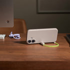 Beats - Étui Kickstand avec MagSafe et contrôle de caméra pour iPhone 17 - Lime Stone-Le solide dos en polycarbonate est complété par des parois latérales flexibles pour optimiser l’absorption des chocs