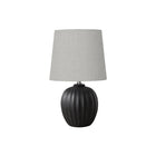 Monarch Specialties - Luminaire - 19 po H Lampe De Table - Résine Noire - Abat-Jour Gris - Transitionnel-Cette élégante lampe de table de 19 pouces de haut est dotée d'une base chic en résine noire et d'un abat-jour complémentaire en tissu gris idéal pour créer une ambiance chaleureuse et accueillante dans un salon, une chambre à coucher ou un bureau de style transitionnel