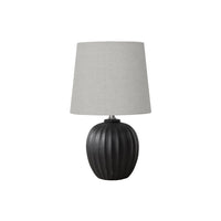 Monarch Specialties - Luminaire - 19 po H Lampe De Table - Résine Noire - Abat-Jour Gris - Transitionnel-Cette élégante lampe de table de 19 pouces de haut est dotée d'une base chic en résine noire et d'un abat-jour complémentaire en tissu gris idéal pour créer une ambiance chaleureuse et accueillante dans un salon, une chambre à coucher ou un bureau de style transitionnel