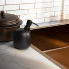 Happy Sinks - Distributeur de savon Kiwi, céramique noire mate-Dimensions du produit : 10 x 14 x 16 cm