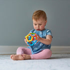 The Original Toy Company - Jouet sensoriel pour bébé What'zit-Jeu polyvalent : que ce soit pendant le temps passé sur le ventre, les rendez-vous de jeu ou les moments calmes d'exploration, Baby What'zit offre des possibilités de jeu polyvalentes pour les nourrissons. Sa taille portable et sa conception légère permettent aux tout-petits de le transporter et de le manipuler facilement partout où ils vont