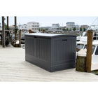 Suncast - Coffre de terrasse extra-large de 200 gallons - couleur Peppercorn-La construction tous temps offre une résistance à l’eau et une protection contre les rayons UV.