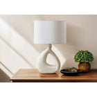 Monarch Specialties - Luminaire - 23 po H Lampe De Table - Résine D'Ivoire - Abat-Jour Ivoire / Crème - Contemporain-Dotée d'un interrupteur pratique à bouton rotatif marche/arrêt pour une seule ampoule de 60 W (non incluse), elle éclaire sans effort une table d'appoint, une console ou une table de nuit, créant ainsi une ambiance chaleureuse