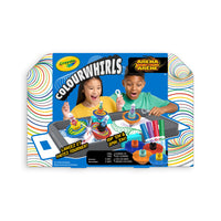 Crayola - Ensemble arène Colourwhirls-Ensemble arène colourwhirls crayola : participez à une compétition tourbillonnante de créativité avec l'ensemble arène colourwhirls, qui comprend une grande arène colourwhirls pouvant accueillir jusqu'à 4 joueurs, 4 jouets colourwhirl crayola (toupie, poignée, lanceur à rotation, adaptateur, anneau de fixation), 4 marqueurs à trait large ultra-propres crayola, 2 rampes pour des lancers spectaculaires et une mallette de transport pour s'amuser en déplacement