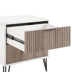 Manhattan Comfort - Table de nuit moderne DUMBO 51 cm à 2 tiroirs - Blanc et gris rustique - Lot de 2-Pieds évasés en métal doré élégants ajoutant une touche de design mode et de durabilité