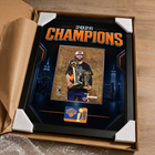 Frameworth - Cadre photoglass de Jalen Brunson des New York Knicks trophées du championnat 2026 - 18 po l x 22 po H - noir-6