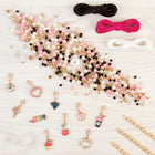 Make it Real - Juicy Couture Bracelets Rose Précieux par-Les bracelets Juicy Couture Pink and Precious aident les jeunes filles à développer leur motricité fine, leurs capacités visuelles et tactiles, tout en s'amusant, en créant de superbes bijoux et en s'exprimant !