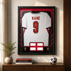 Frameworth - Coupe du Monde FIFA 2026 Officielle Angleterre Harry Kane Cadre Réplique de Maillot - 25,75 po x 33,75 po-Encadré professionnellement au Canada, la réplique de maillot est montée dans un cadre noir de qualité supérieure avec façade protectrice transparente.