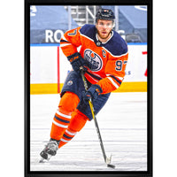 Connor McDavid Edmonton Oilers Skating sur toile - Toile encadree - 22" x 31"-Impression sur toile de qualité supérieure avec bordures enveloppées