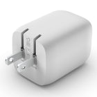Belkin - Chargeur mural BoostCharge Pro 65 W à deux ports USB-C GaN-PRÊT POUR LE VOYAGE AVEC CÂBLE : Ce chargeur mural a été conçu avec la durabilité à l'esprit et présente une conception pratique, prête pour le voyage. Compact et léger, c'est le chargeur parfait pour la maison, le bureau, ou les déplacements. Ajoutez de la commodité avec le câble USB-C vers USB-C inclus