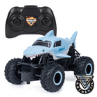 Monster Jam - Camion Monster télécommandé à l'échelle 1:24 - Couleurs assorties-RÉPLIQUE AUTHENTIQUE : Le monster truck El Toro Loco radiocommandé à l’échelle 1:24 vous plonge au cœur de l'action Monster Jam. Pneus BKT officiels, motifs détaillés et châssis stylisé : vous aurez l'impression de conduire un vrai monster truck.