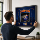 Frameworth - Cadre photoglass de OG Anunoby des New York Knicks tip-in du match 4 des champions 2026 - 22 po l x 18 po H - bleu-Dimensions finales de 22 po x 18 po : présentoir encadré horizontal idéal pour le salon, le bureau, la salle des partisans et la salle de sport