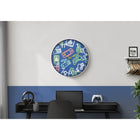 Monarch Specialties - 9104 Horloge Murale Juvénile Rond de 18" - Visage Multicolore/Cadre Blanc-Le cadre contemporain en plastique blanc s'harmonise non seulement avec tous les styles de décoration, mais offre également une structure légère et durable, parfaite pour être facilement accrochée dans n'importe quel environnement intérieur