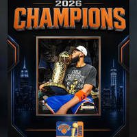 Frameworth - Cadre photoglass de Karl-Anthony Towns des New York Knicks trophée du championnat 2026 - 18 po l x 22 po H - noir-Présentoir photoglass encadré : cadre PhotoGlass de Karl-Anthony Towns des New York Knicks trophée du championnat 2026 motif championnat noir pour les amateurs et collectionneurs des New York Knicks