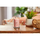 Yankee Candle - Bougie parfumée Signature, Sables roses, bougie pilier format moyen-Le couvercle en métal brossé sert de sous-verre pour la bougie