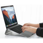 Mount-It! Support incliné ergonomique pour ordinateur portable - argent-Ce modèle est à la fois compact et léger, ce qui le rend facile à transporter