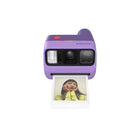 Polaroid - Appareil photo instantané Go 3e génération - violet-Flash plus puissant et photos de meilleure qualité en toutes circonstances. Grâce à une lentille repensée et plus profondément intégrée à l'appareil, vous obtenez moins de reflets, un meilleur contraste et des images plus nettes, même en plein soleil