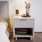 Manhattan Comfort - Table de nuit moderne Granville 18,11" à 1 tiroir - Blanc-Comprend 1 tiroir à extension complète avec tiroir supérieur conçu avec des lignes verticales texturées en relief fabriqué en bois massif